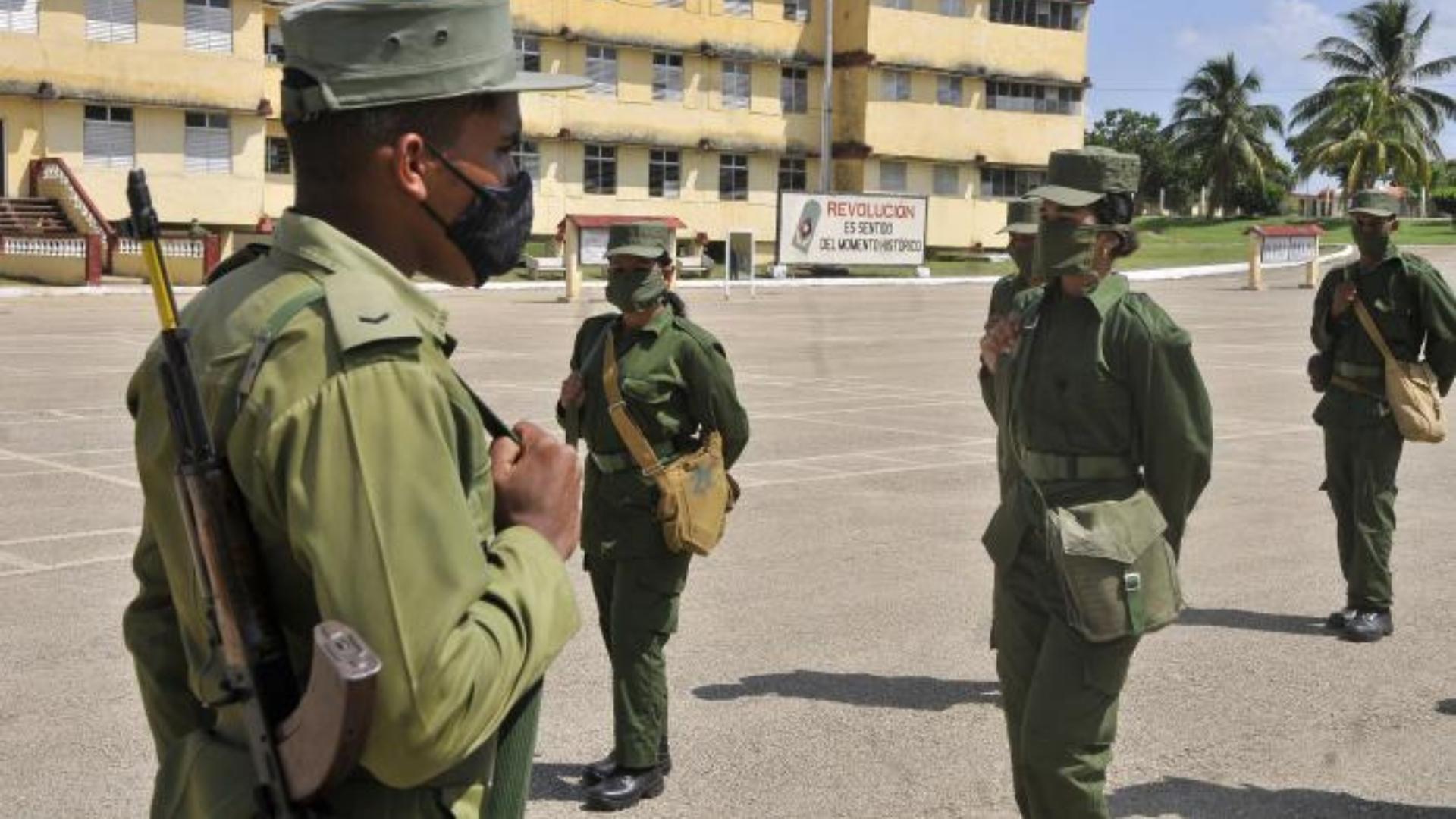 Adolescentes reciben entrenamiento militar en el SMA. Foto: Granma