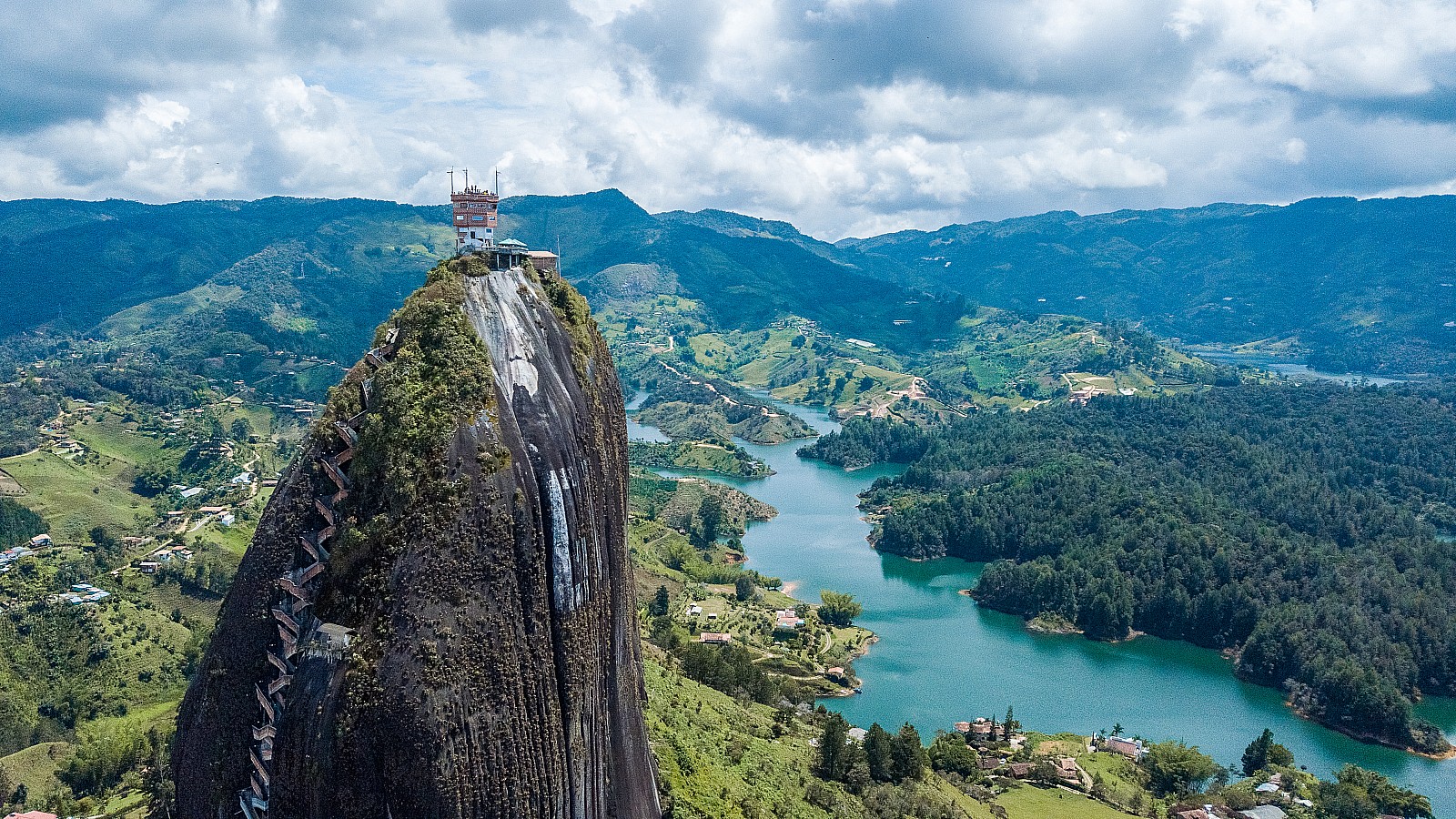 El Penol y Guatape, en el departamento de Antioquia (Colombia)] | Shutterstock