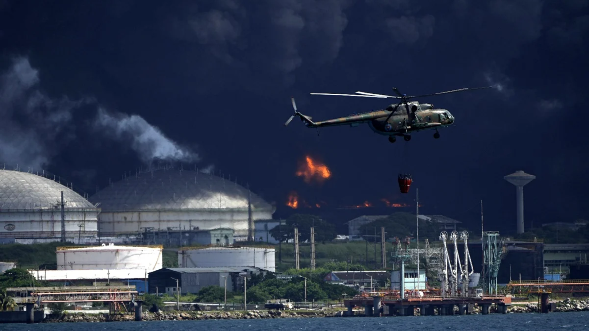 México enviará apoyo a Cuba para extinguir el incendio de Matanzas. Foto: AP