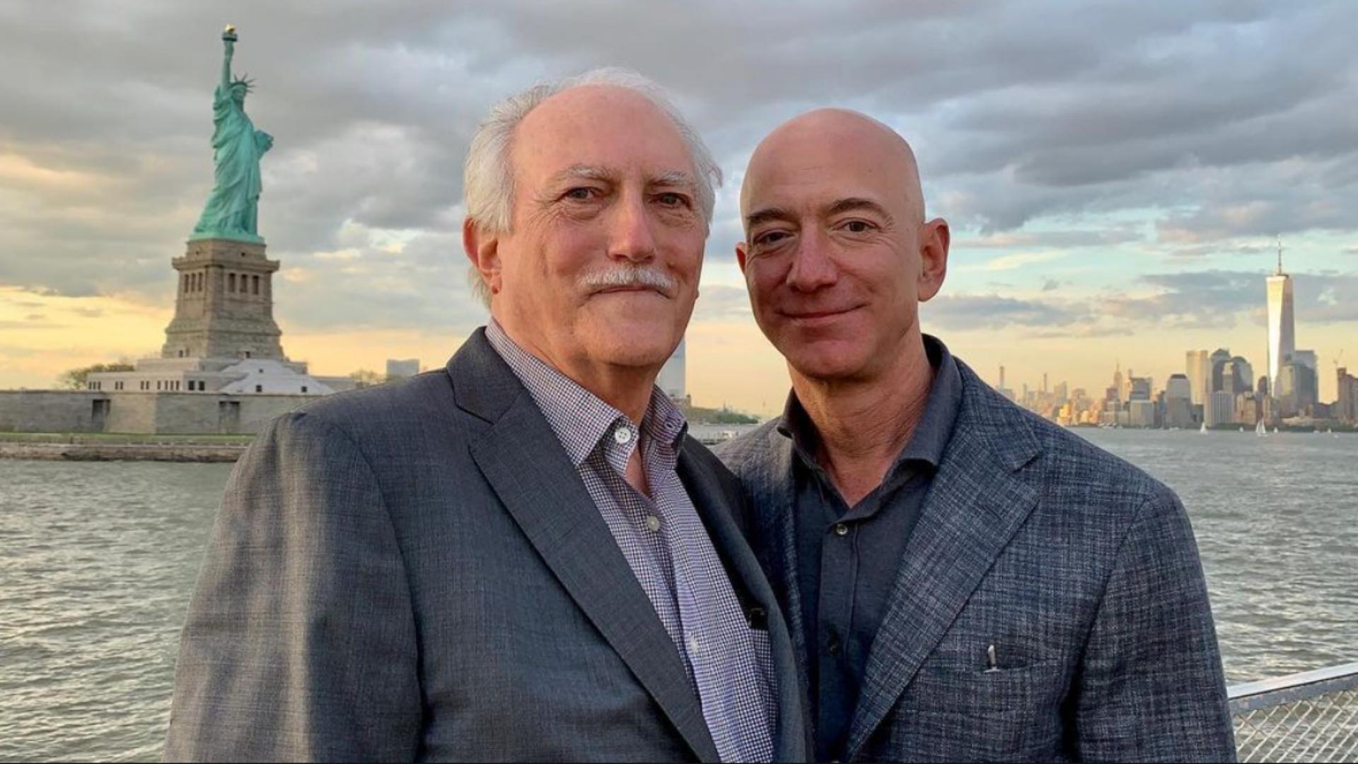 Jeff y Miguel "Mike" Bezos. Foto: Redes sociales