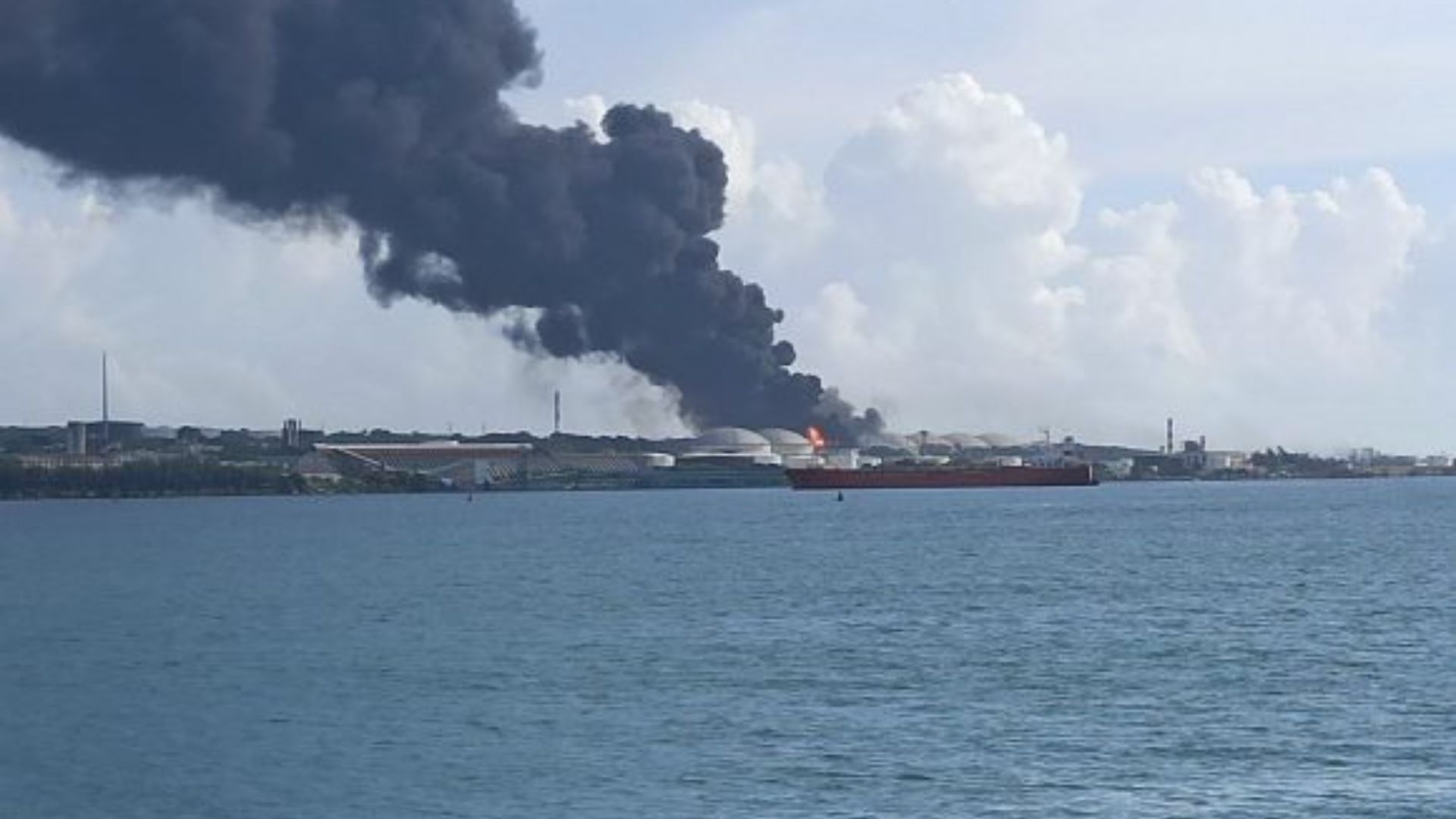 Buque María Cristina llega a la bahía de Matanzas. Foto: Oliver Zamora/Cubadebate