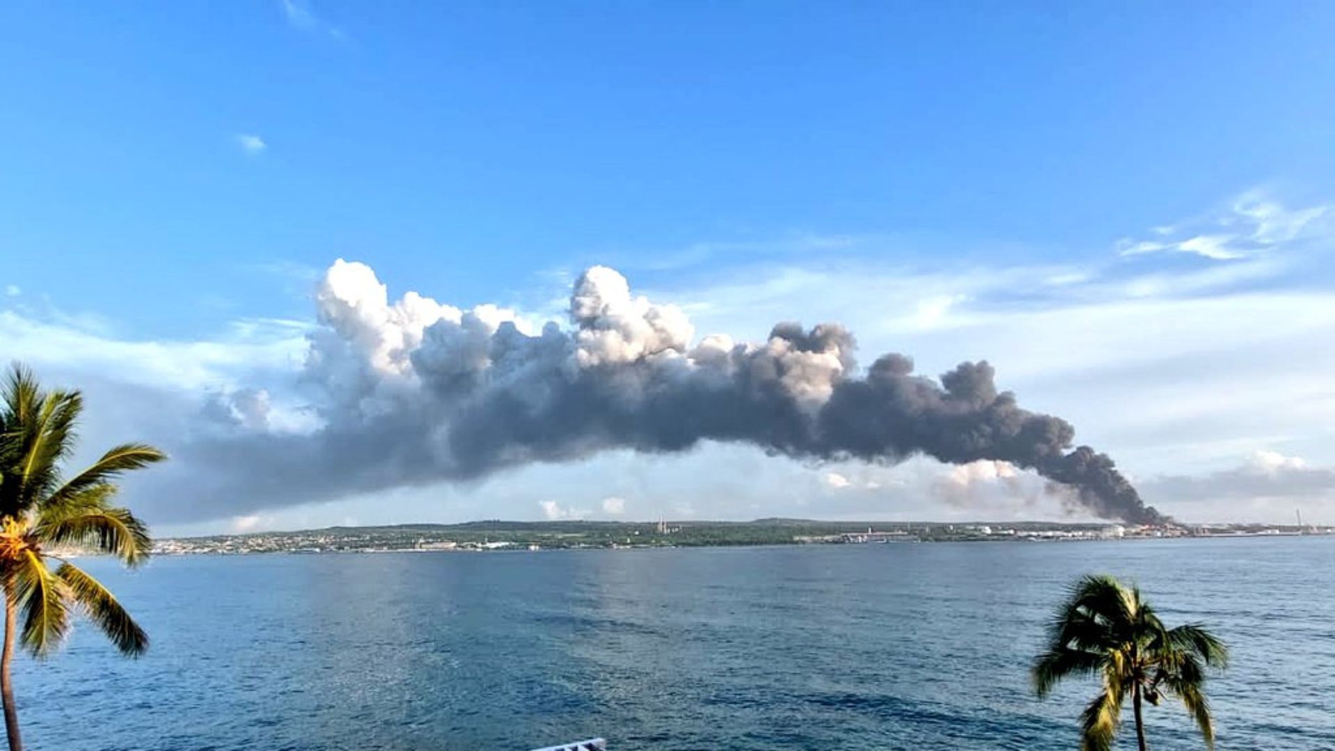 Nube de humo en Matanzas. Foto: Twitter/@PresidenciaCuba