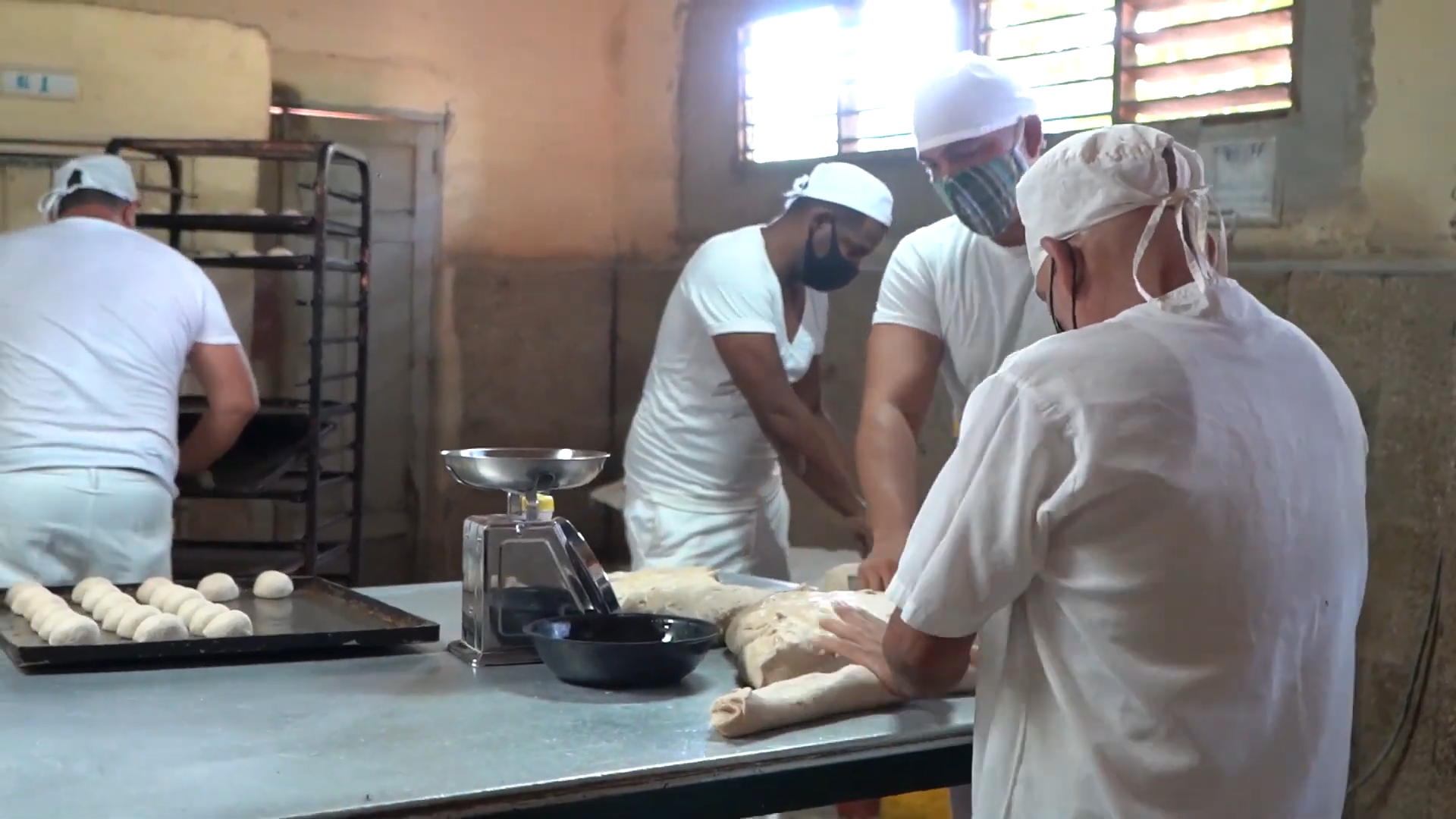 Falta de harina, aceite, azúcar y combustible afectan producción de pan en Holguín