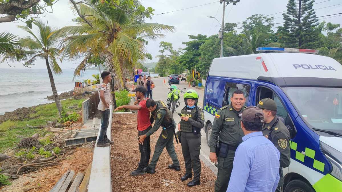 En algunos videos en los que se observa una persona arrojando un perro muerto al mar para alimentar tiburones. - Foto: Policía nacional