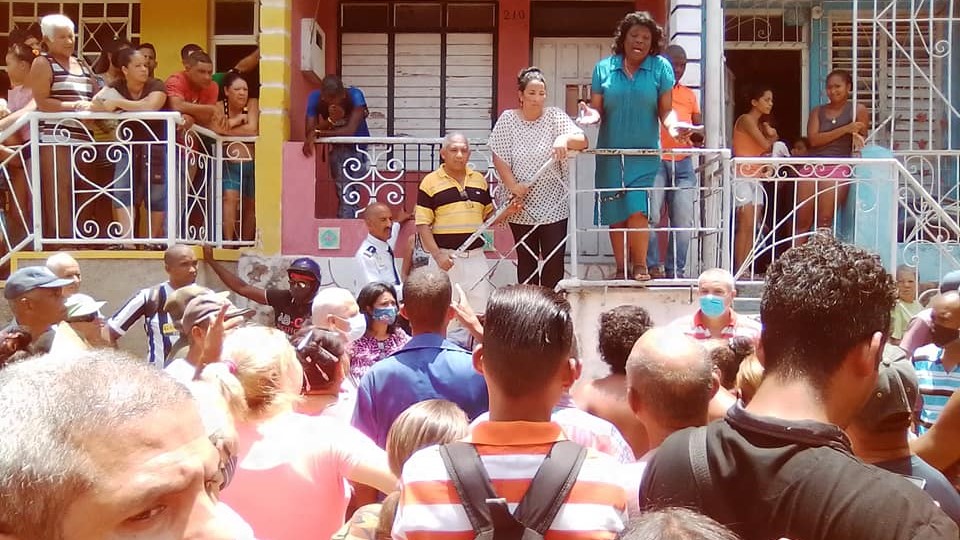 “¡Hay que tener paciencia!”, afirmó la gobernadora Beatriz Johnson desde lo alto de un balcón.