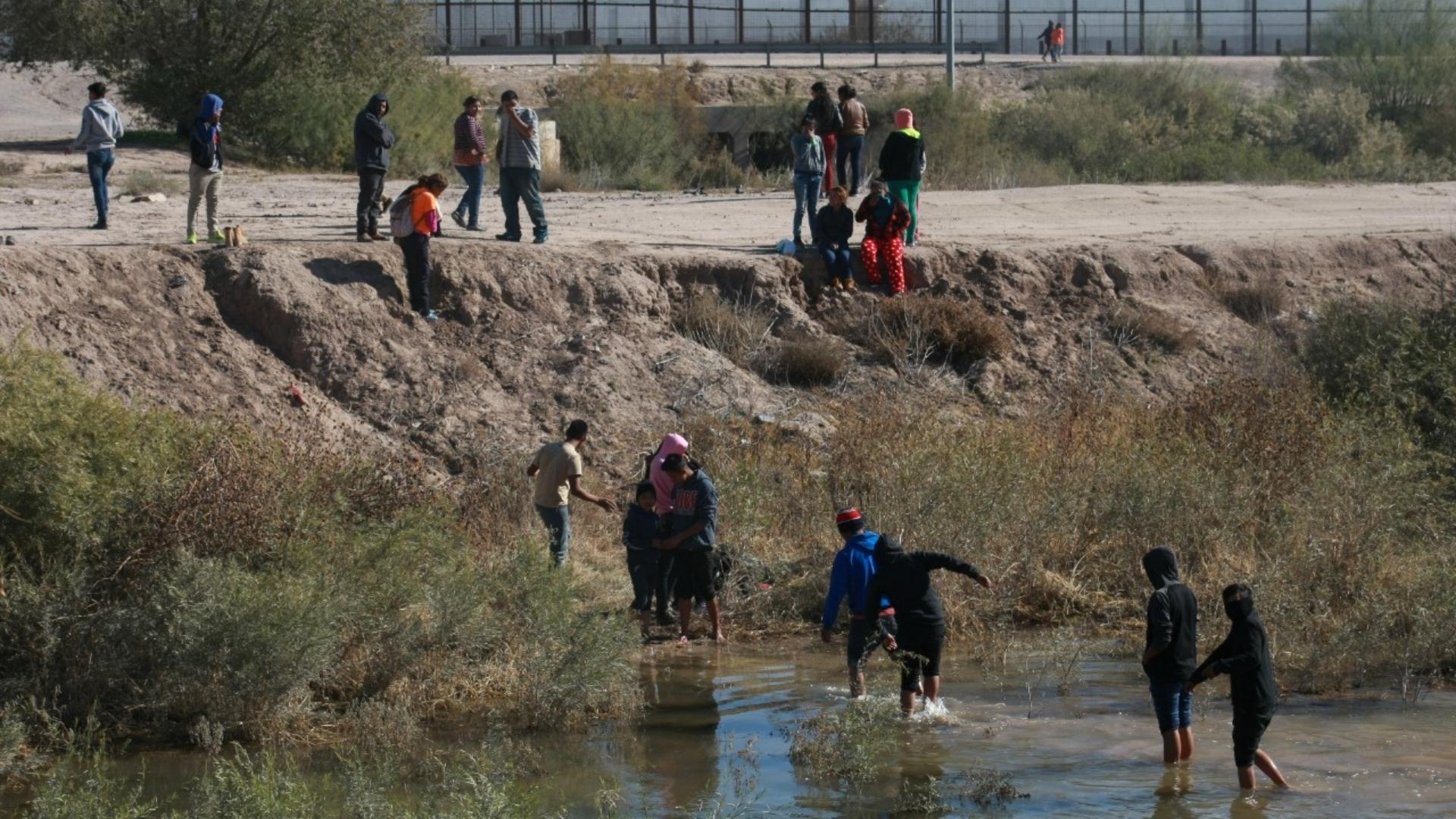 Migrantes cruzan frontera de México con Estados Unidos. Foto: Shutterstock