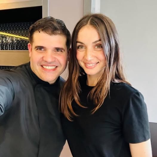 Ana de Armas junto a Miguel Ángel Jiménez. Foto tomada de Facebook