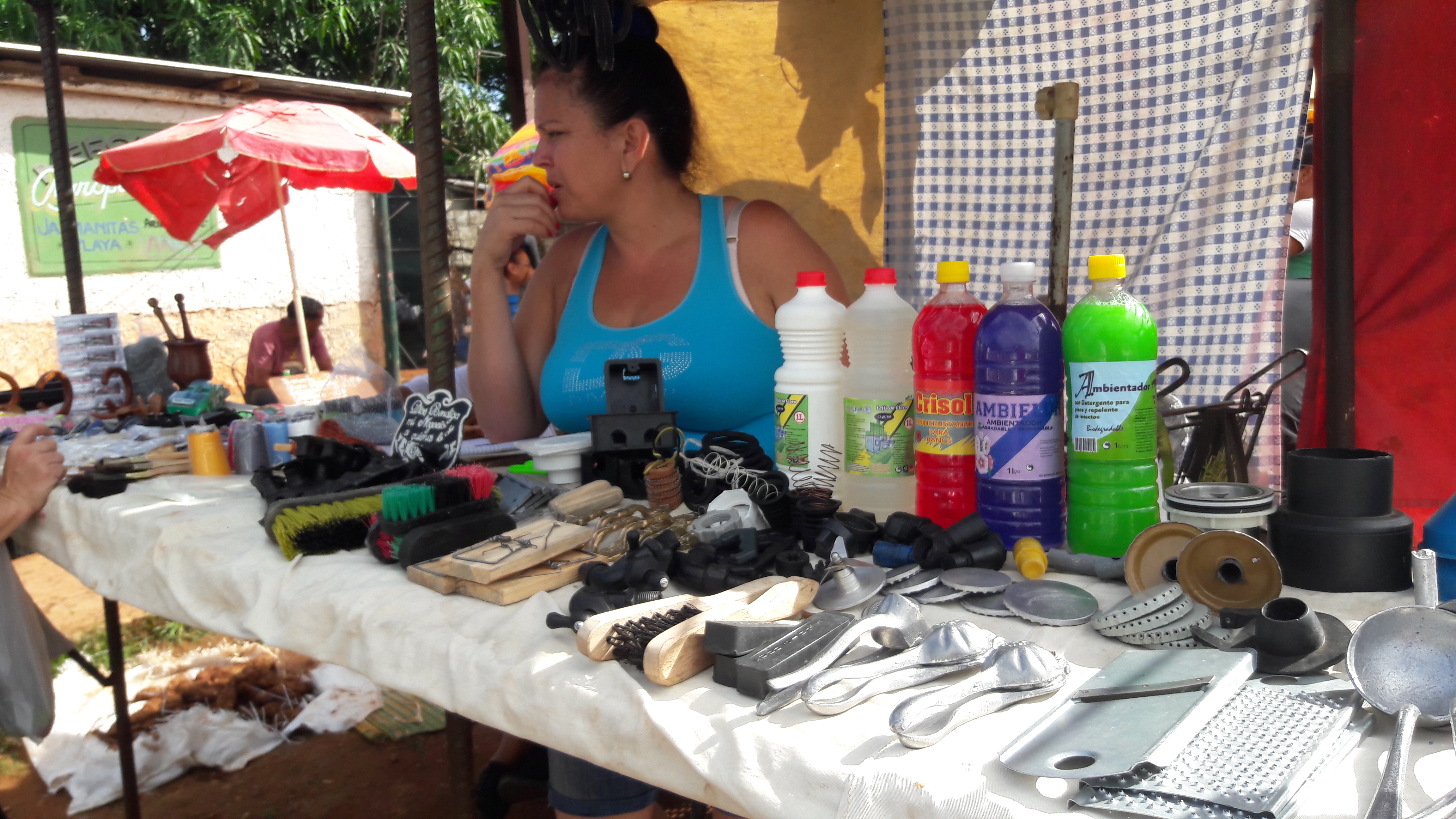 Cuentapropistas vendiendo productos industriales. /Foto: Yunia Figueredo. ADN CUBA