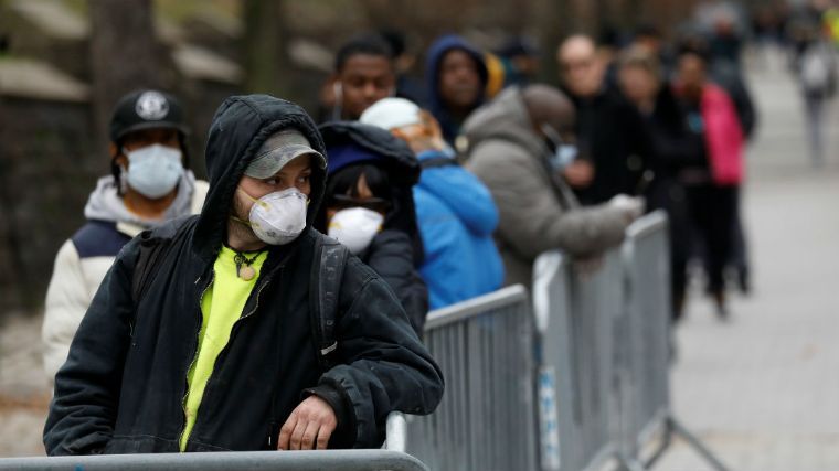 Personas en Estados Unidos con mascarillas. Foto: AFP 