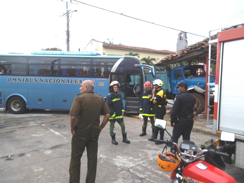 Accidente en Ciego de Ávila: camión de Acopio se impacta contra ómnibus Yutong. / Foto: Tomada de Juventud Rebelde.
