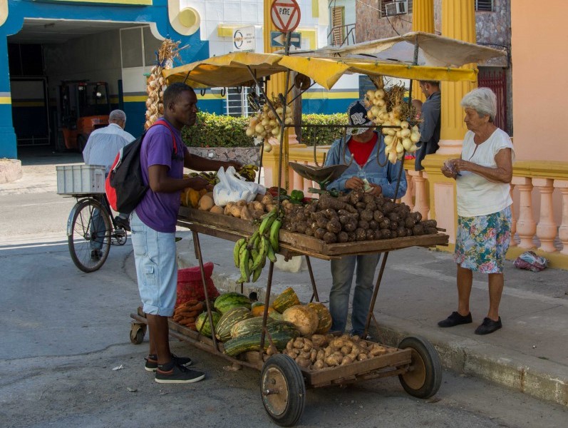 Carretillero en Holguín. Foto: Carlos Rafael/Ahora