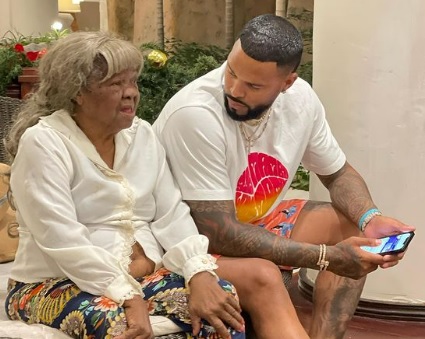 Gutiérrez con su abuela en Varadero