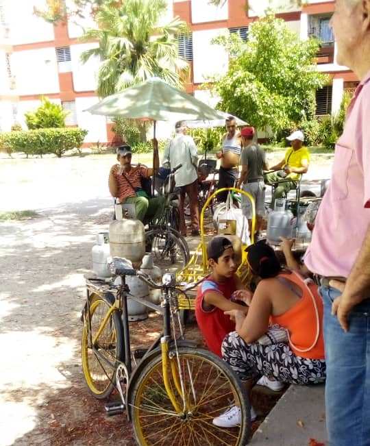 Holguineros esperan frente a un punto de venta de Gas Licuado. /Foto: Emilio García. ADN CUBA