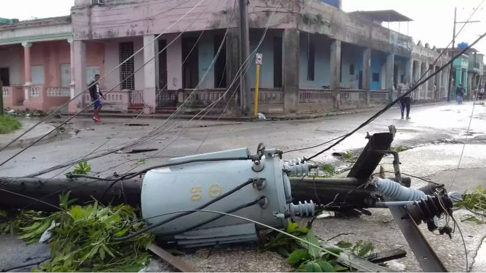 Poste caído en Pinar del Río tras paso de huracán