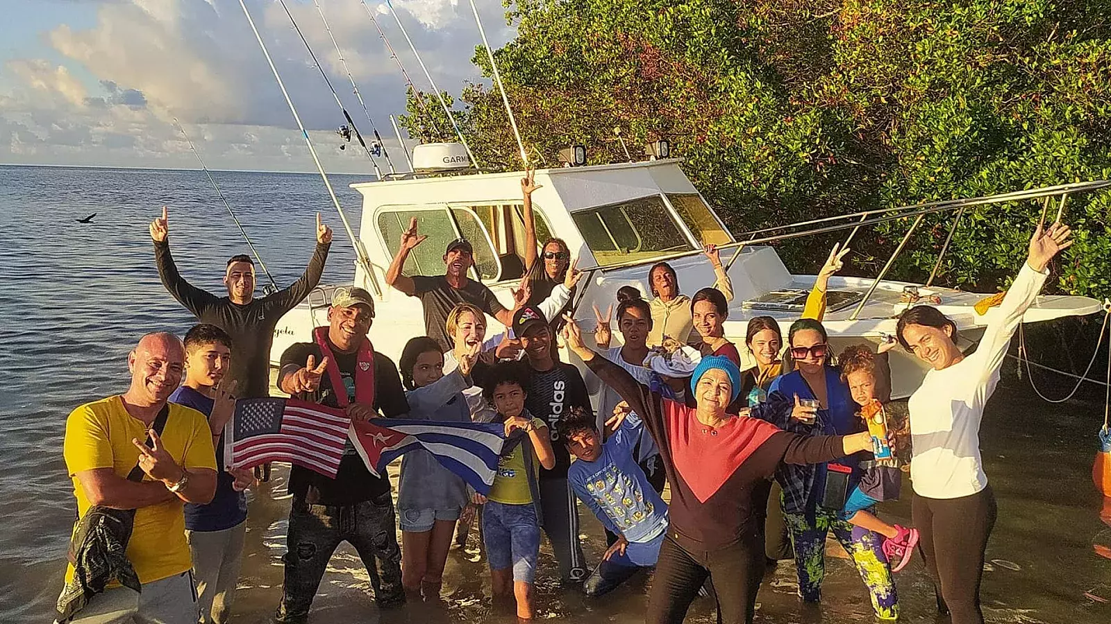 Familia llega a Estados Unidos en lancha