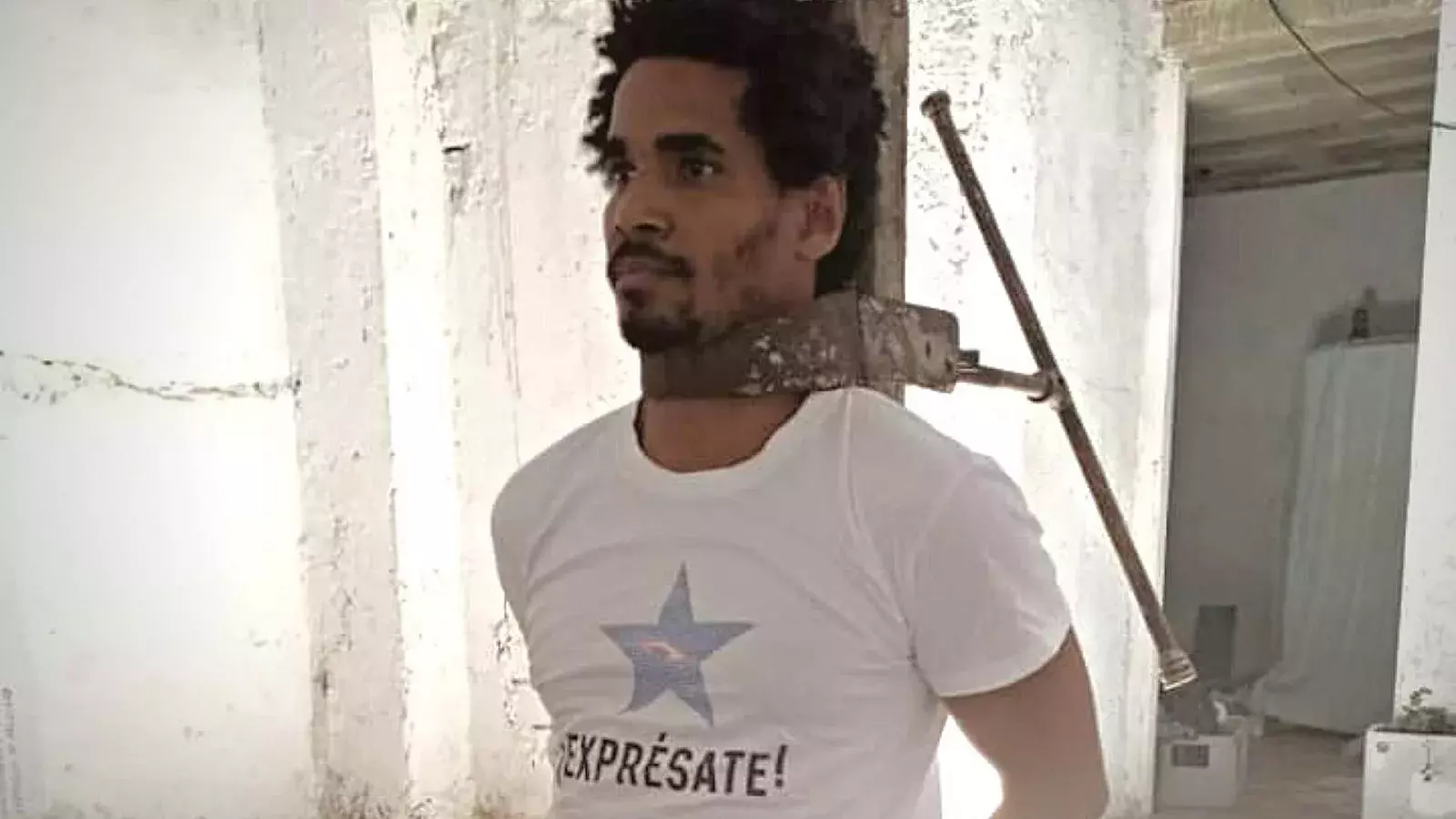Luis Manuel Otero, artista y ptrdo político, durante un performance