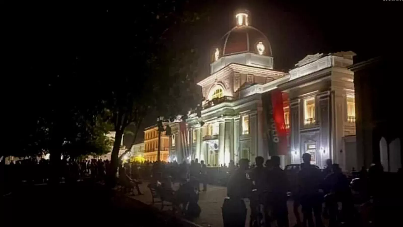 manifestación frente a Gobierno de Cienfuegos, iluminado en medio de apagón