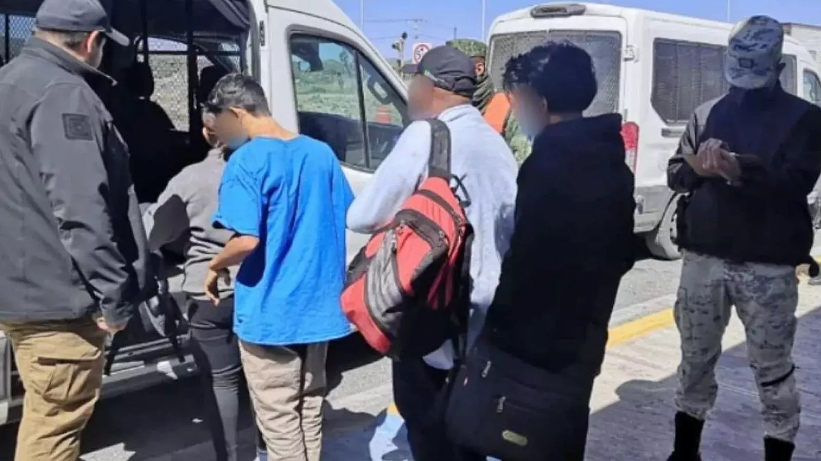 Las imágenes muestran a más de una decena de policías rodeando el autobús, mientras los cubanos mantenían al chofer como rehén
