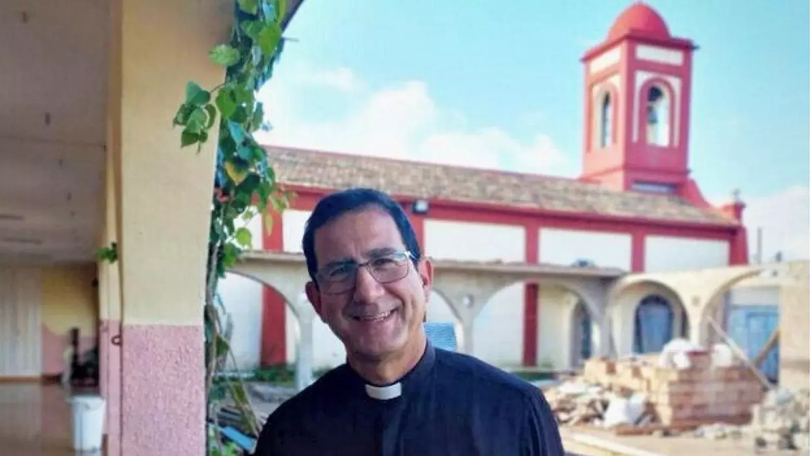 Sacerdote cubano Alberto Reyes, en su iglesia de Esmeralda