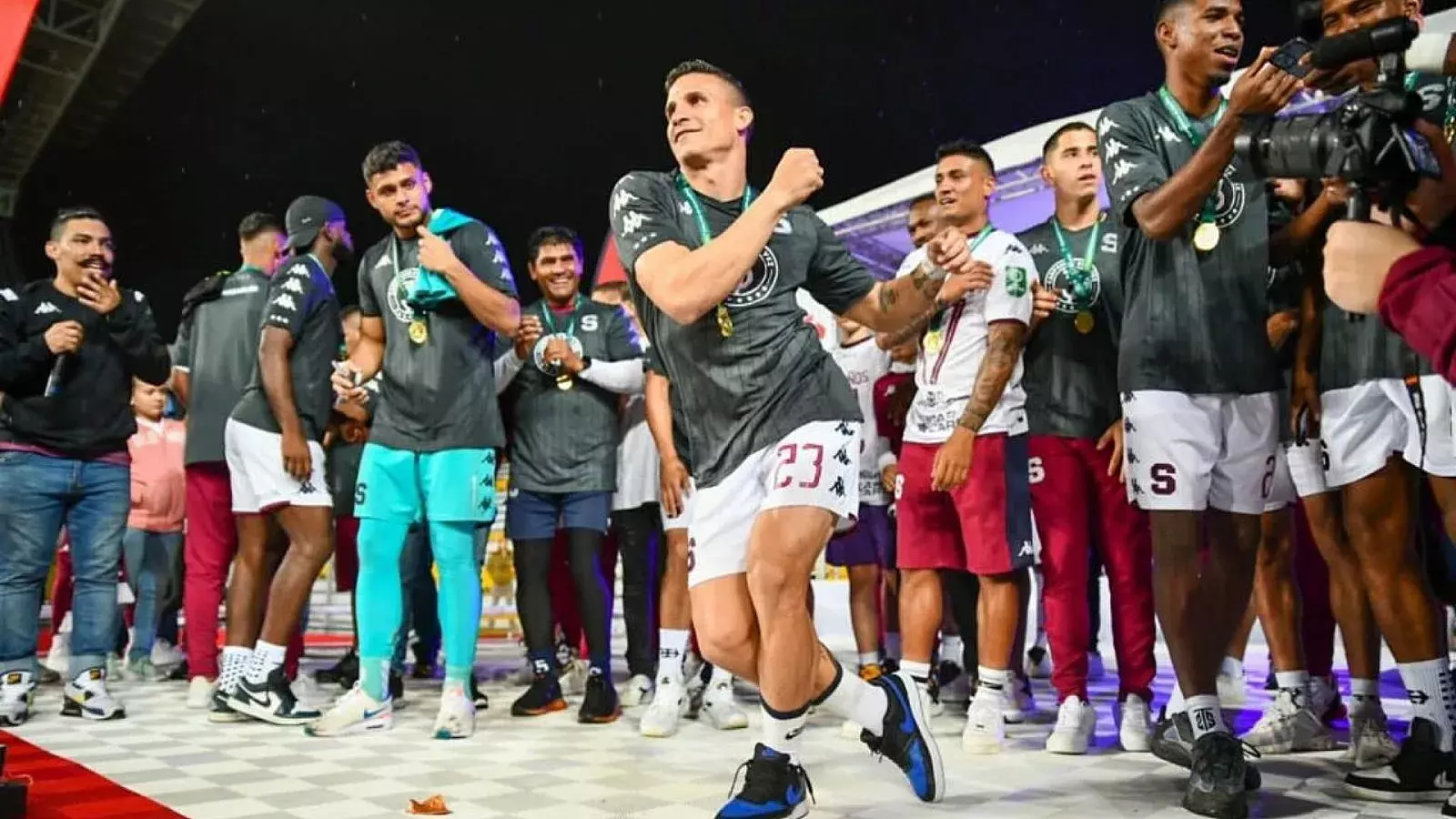 Luis Paradela celebra título en Costa Rica