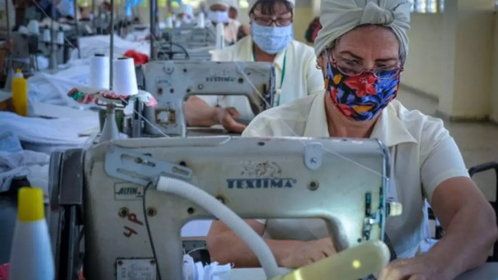 Costureras de uniforme escolar en Cuba