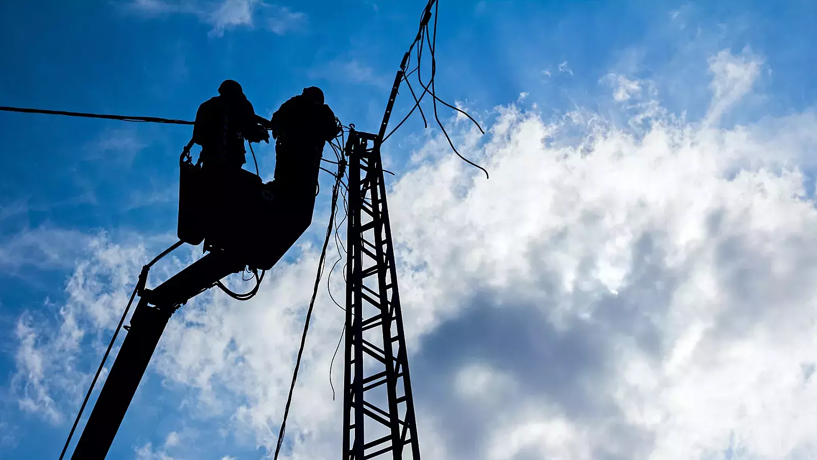 Trabajadores en líenas eléctricas