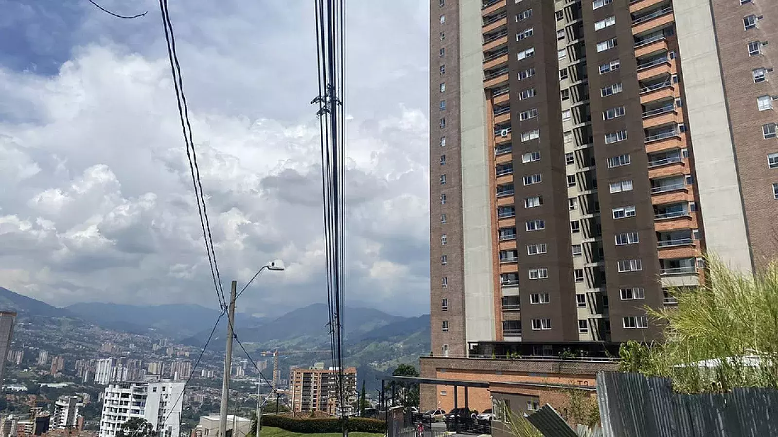 Fallece hombre que se lanzó de un edificio con su bebé en brazos; ¡el pequeño sobrevivió!