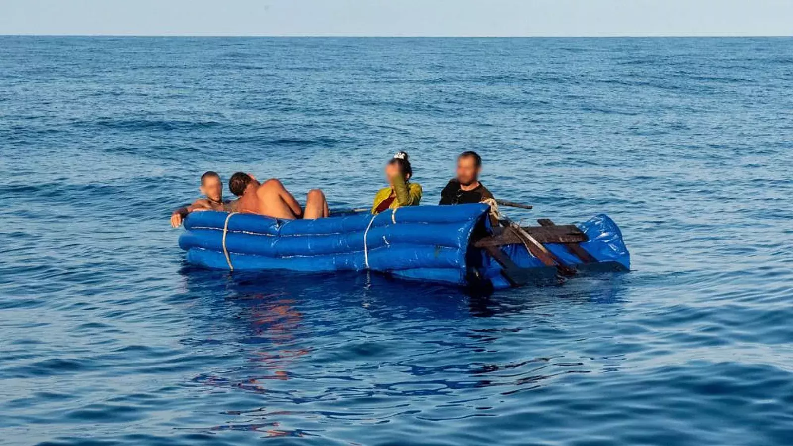 Balseros cubanos en el Estrecho de la Florida