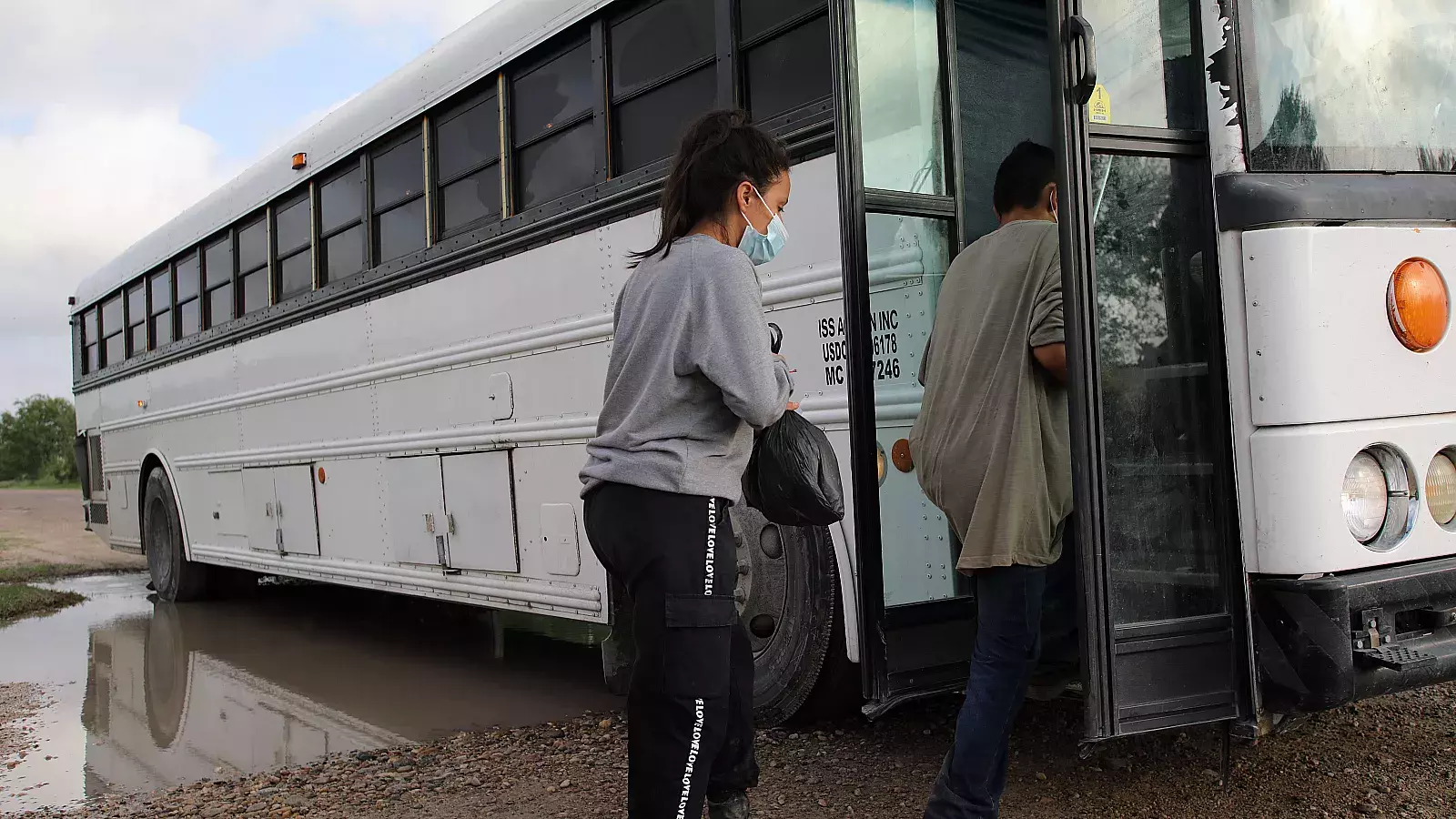 Dejan migrantes frente a la casa de la vicepresidenta en víspera de Navidad pese a las bajas temperaturas