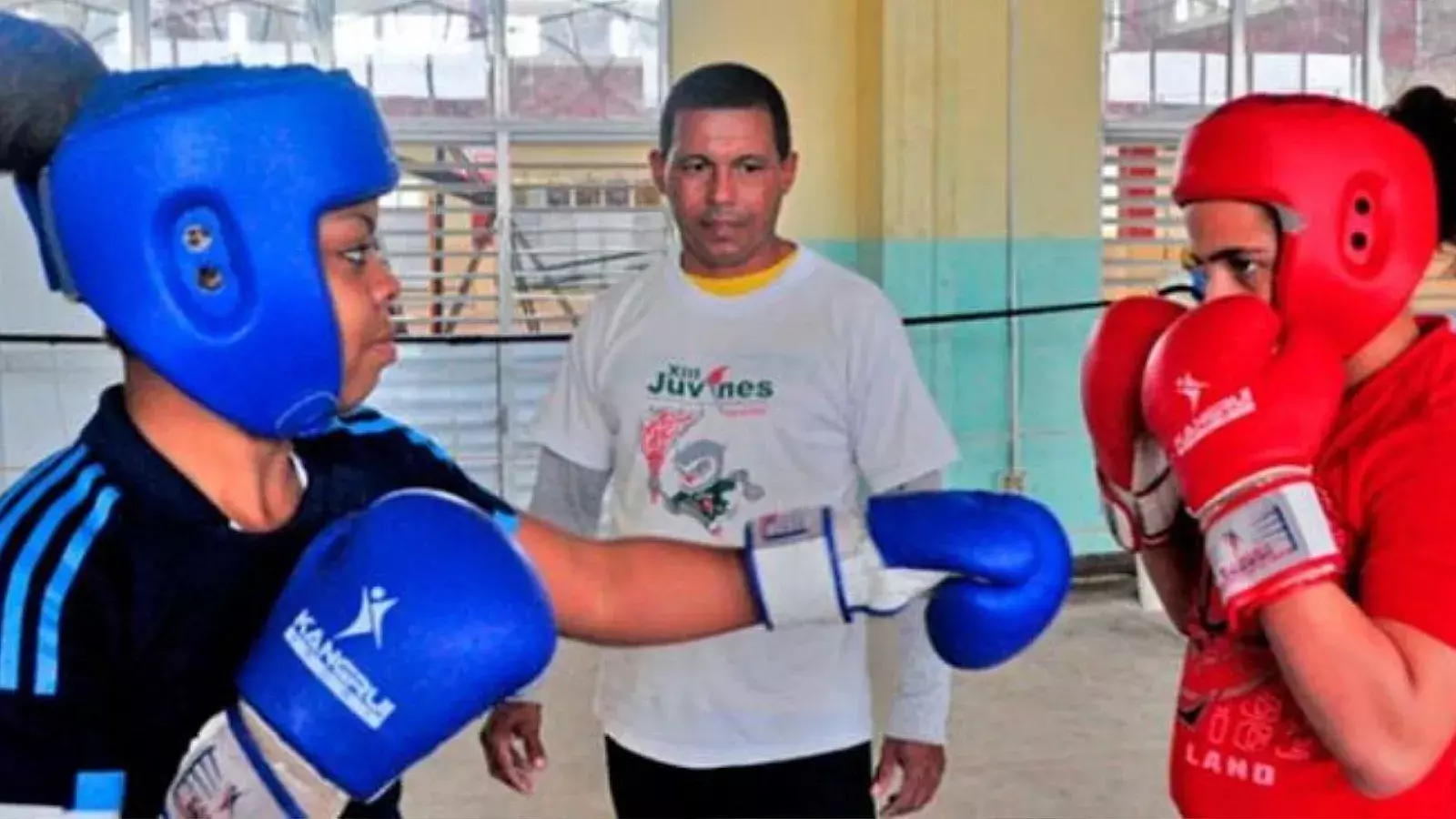 Jóvenes boxeadoras cubanas en escuelas de la isla