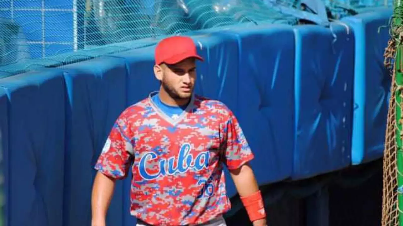 Receptor Alfredo Fadraga logra salir de Cuba
