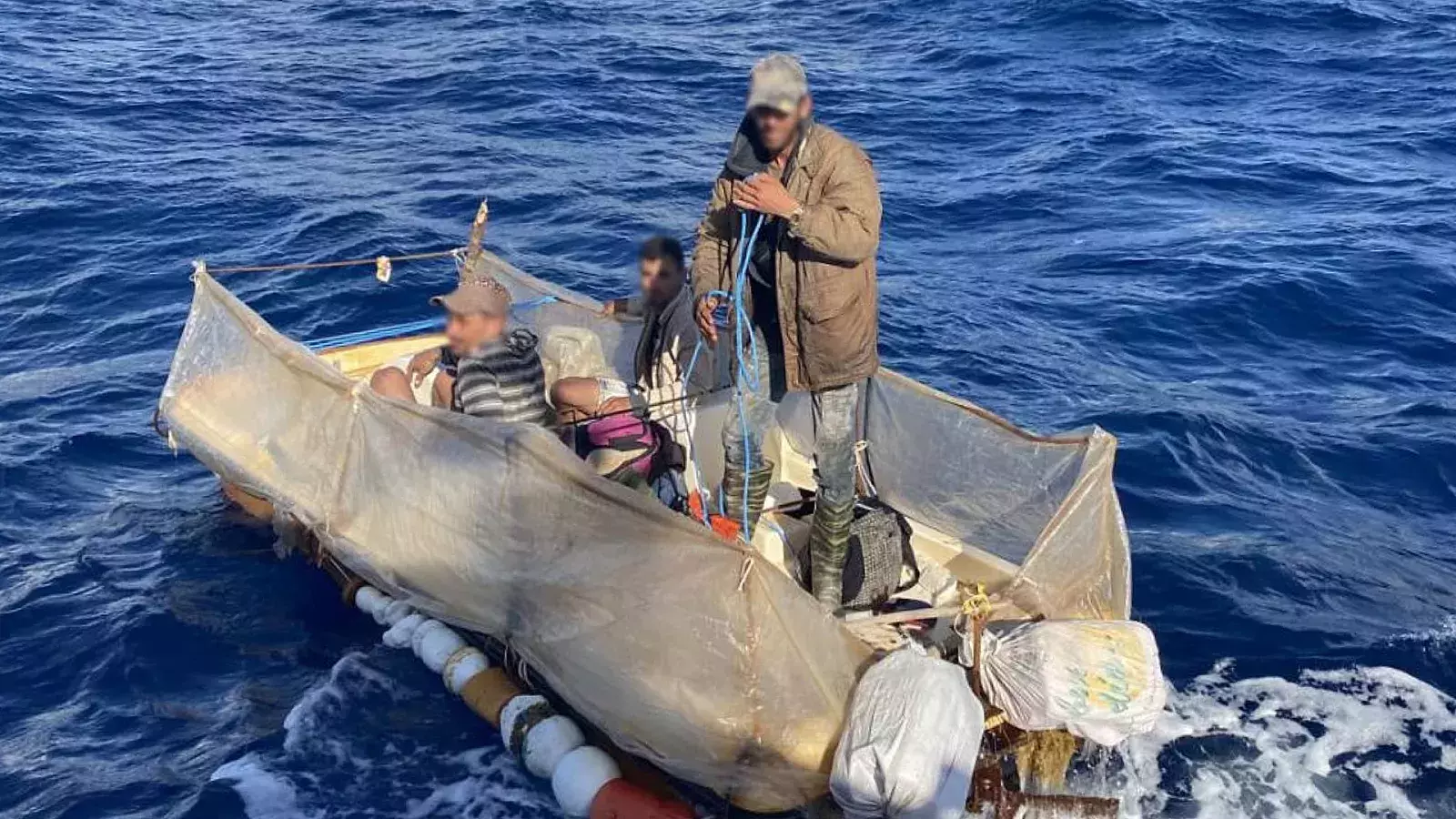 Cubanos interceptaos en balsa rumbo a Florida