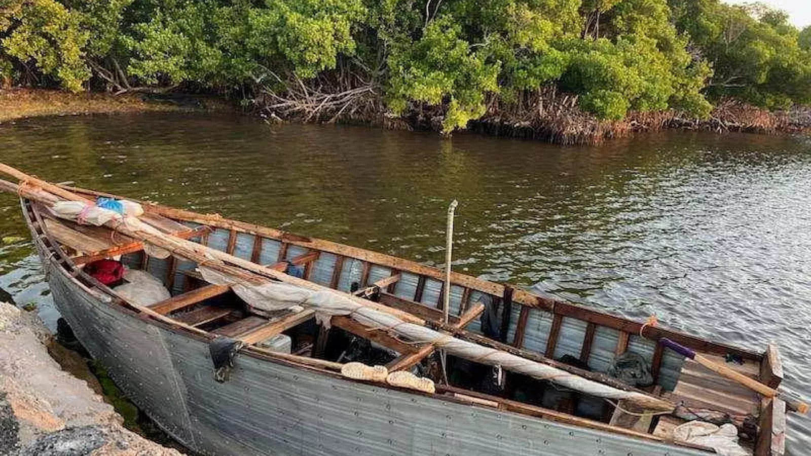 Bote de balseros cubanos en cayos de Florida