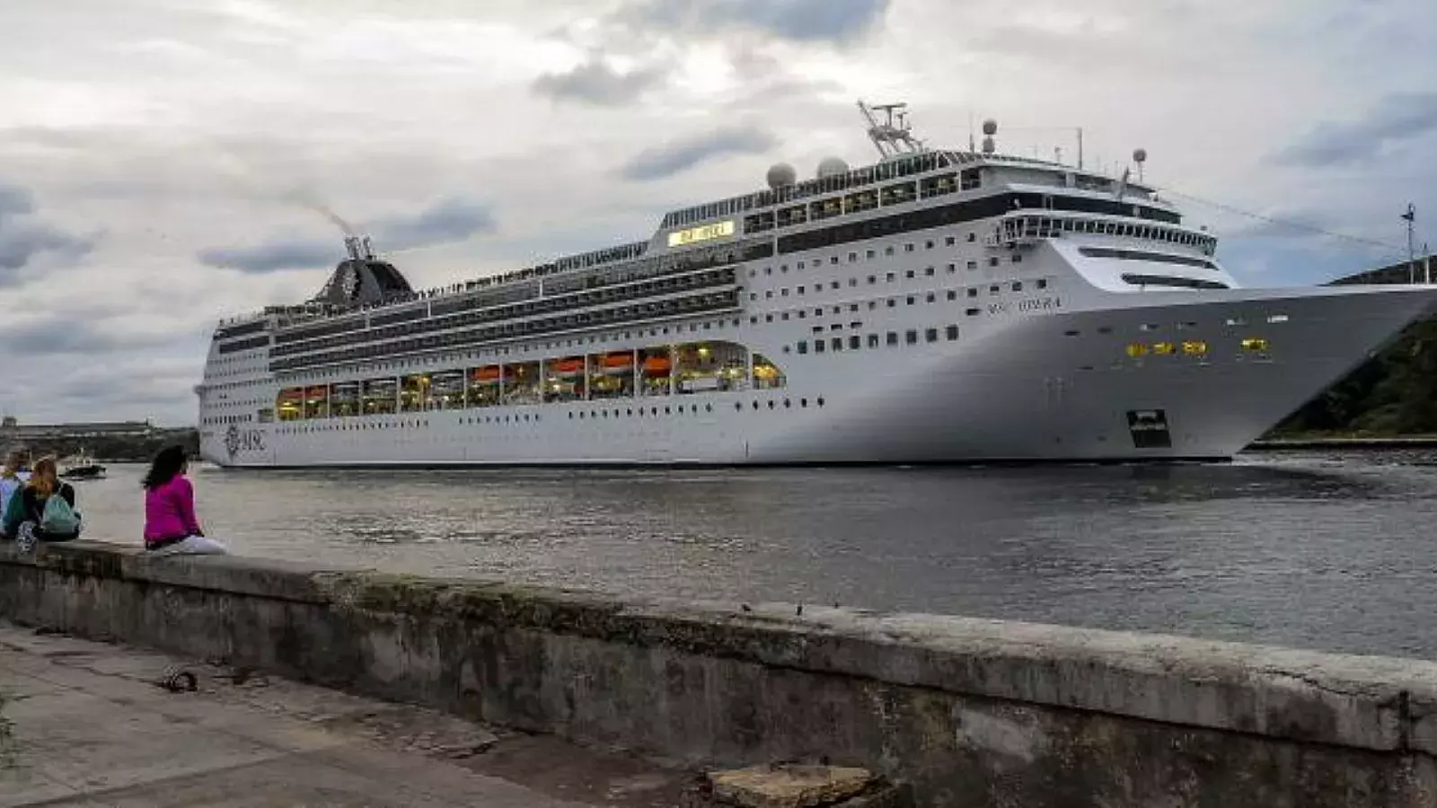 Crucero de compañía multada entrando a La Habana