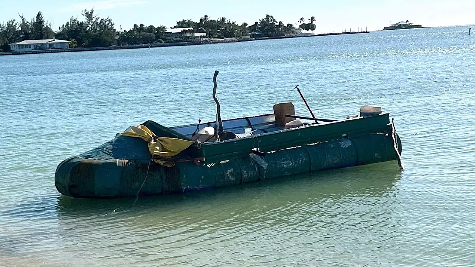 Precaria embarcación de migrantes cubanos