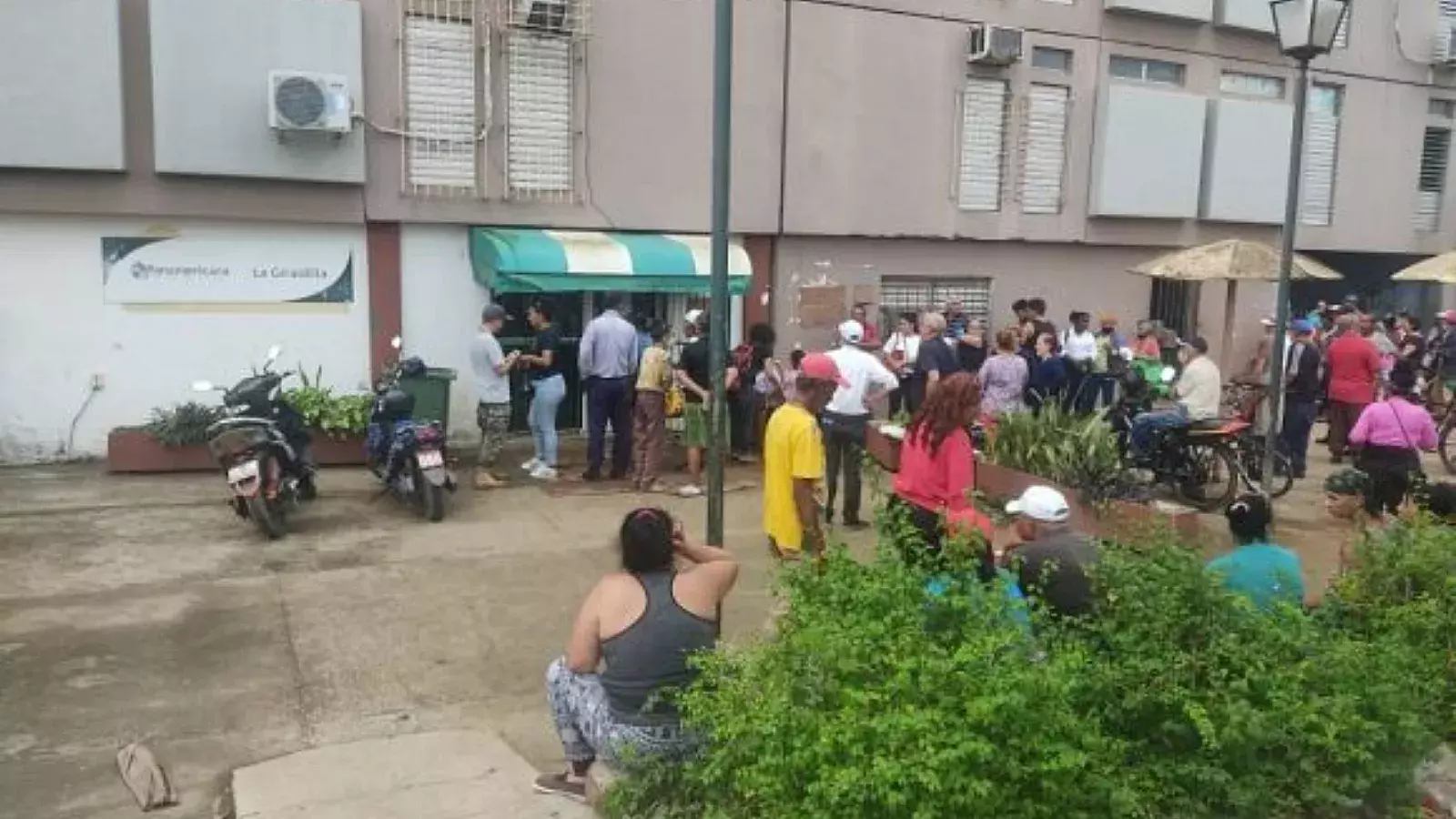 Colas de cubanos en las afueras de una Tienda Caribe en La Habana