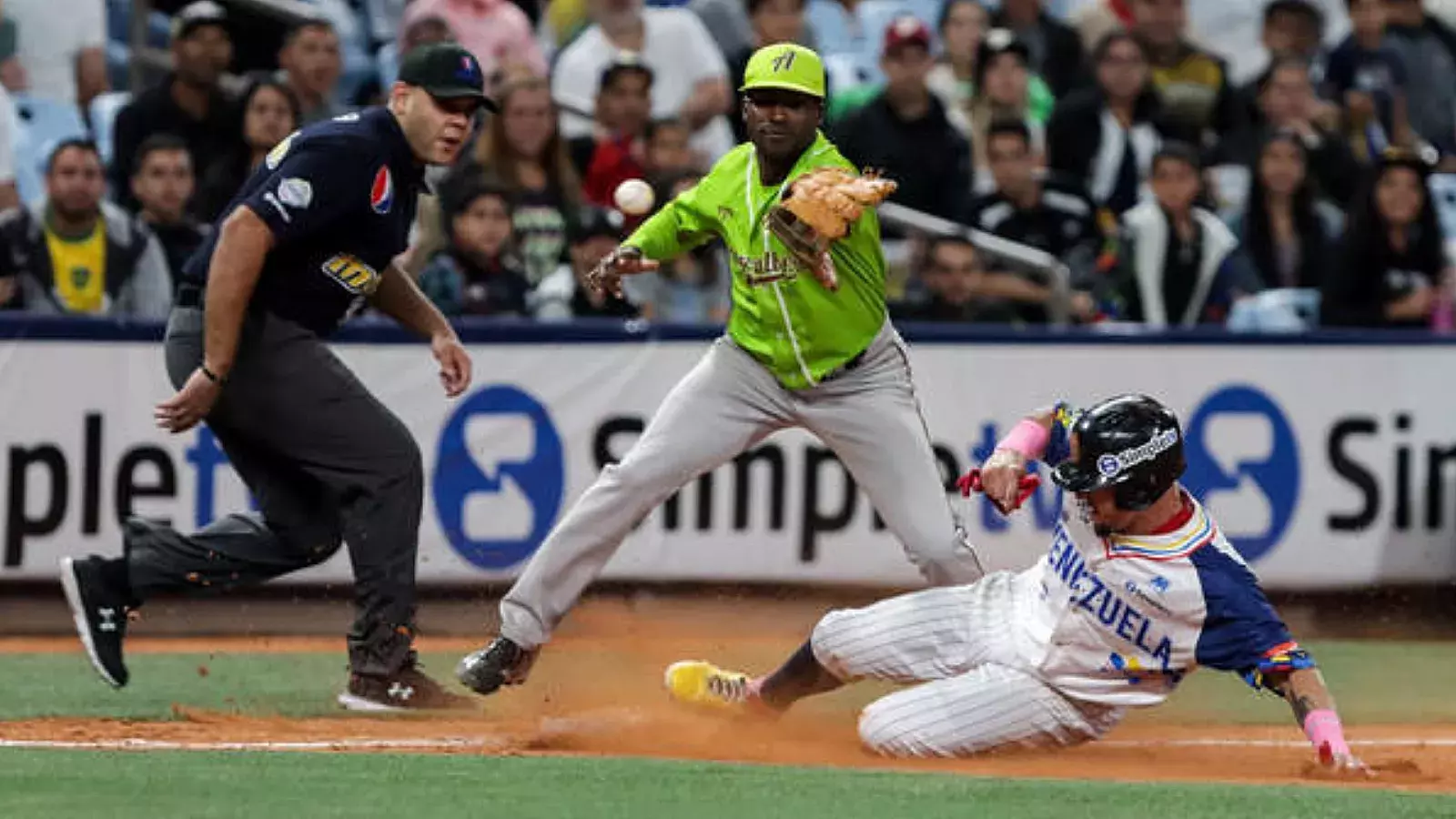 Agricultores frente a Leones en Serie del Caribe