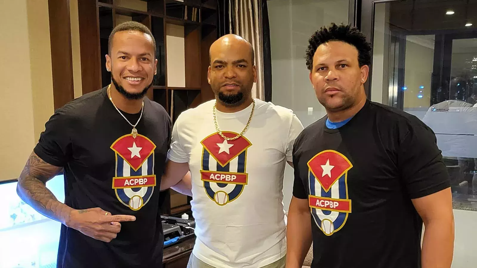 Odrisamer Despaigne con otros peloteros cubanos en Corea