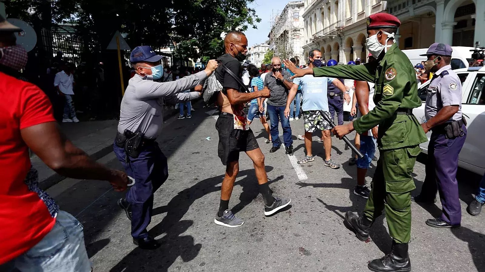 Policías arrestan a un hombre en una calle de La Habana. 11 de julio de 2021