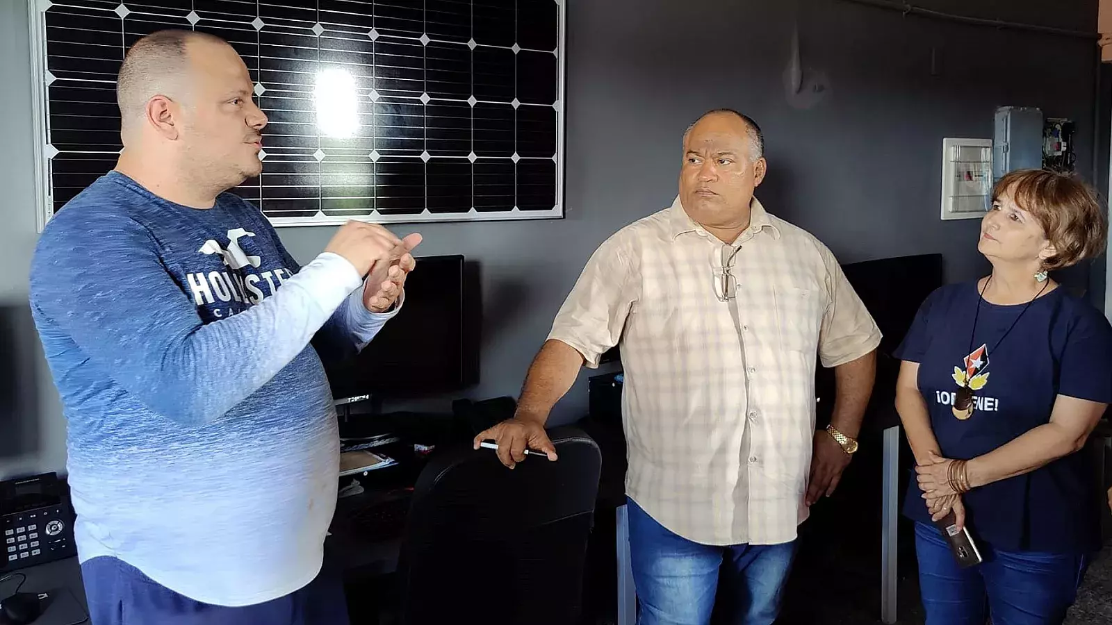 Roberto Medina (a la izquierda) reunido en Cuba con autoridades del régimen
