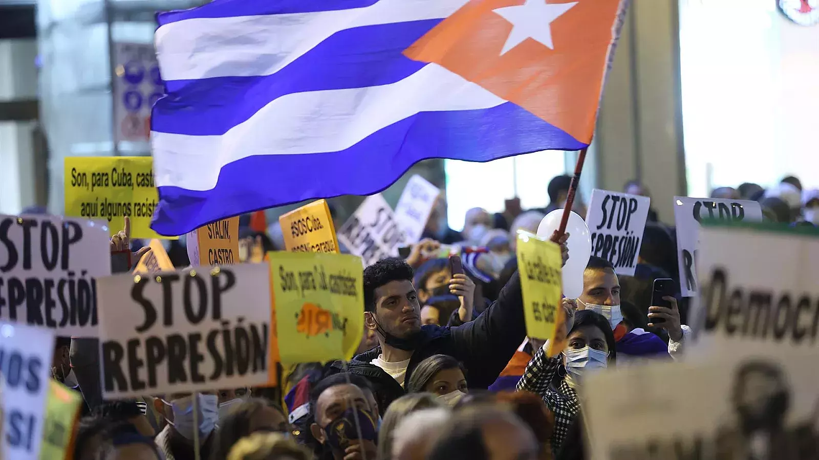 Manifestantes cubanos en Madrid exigen democracia en la isla.