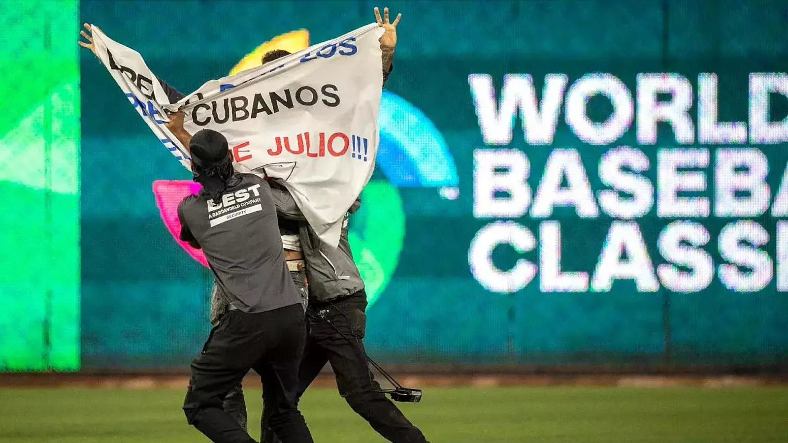 Activista y artista Danilo Maldonado es intervenido durante protesta en estadio de Miami.