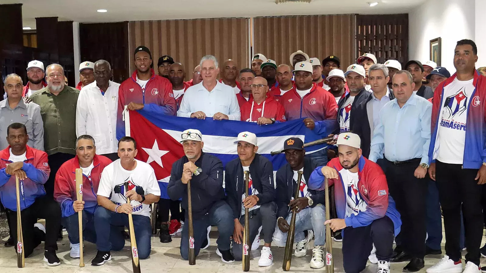 Díaz Canel y peloteros en La Habana