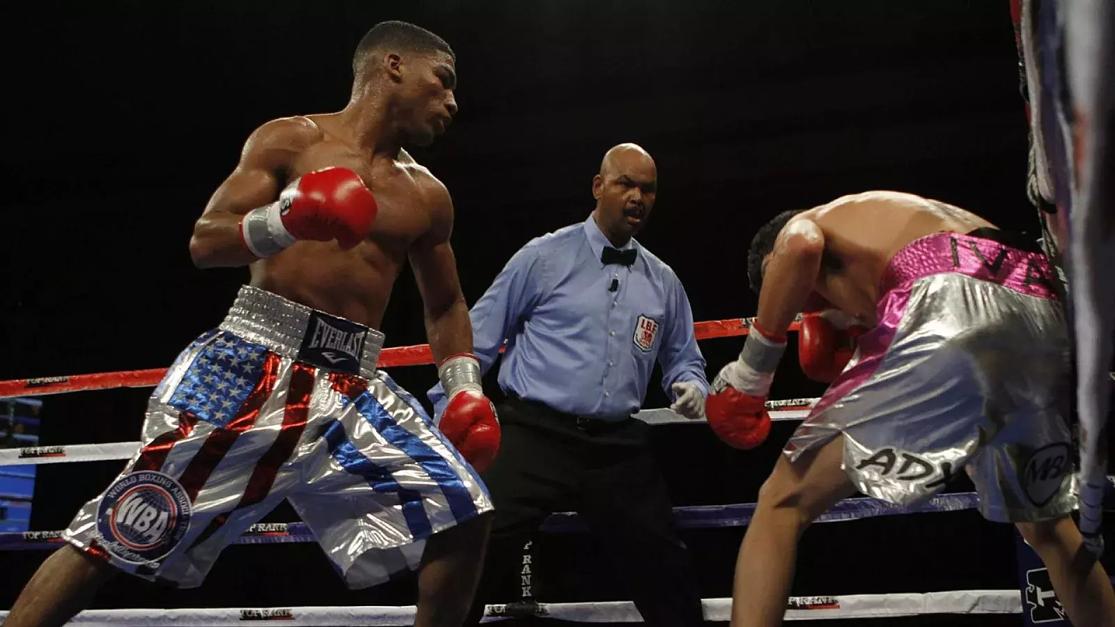 Yuriorkis Gamboa (i) pelea con el mexicano Jorge Solís (d) en el Boardwalk Hall de Atlantic City