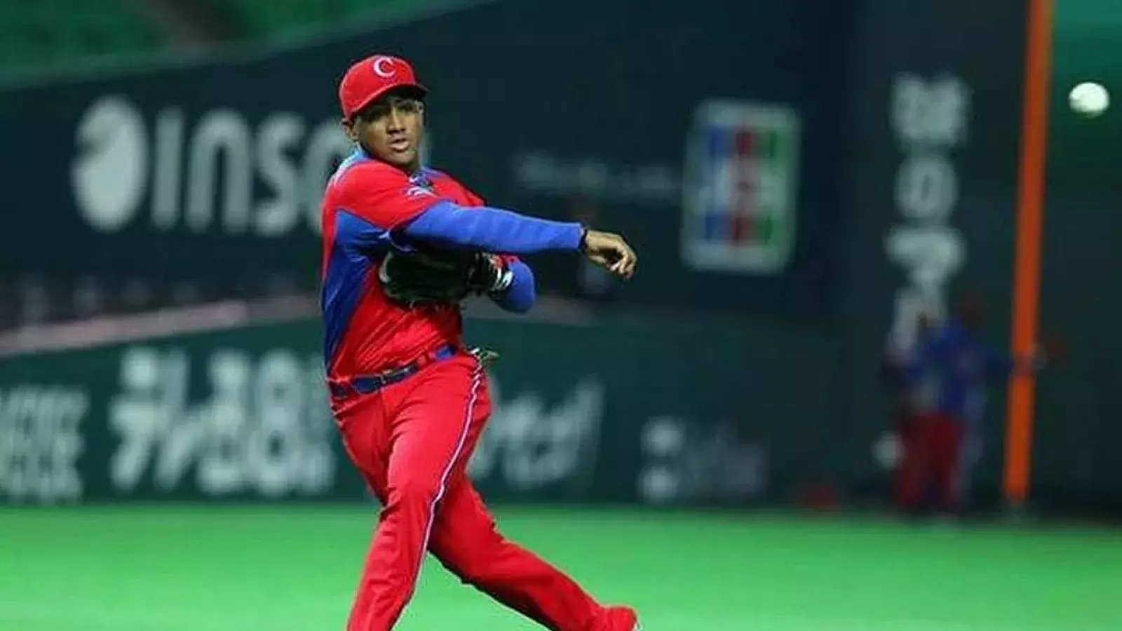Andy Ibañez, camarero cubano en el Clásico Mundial