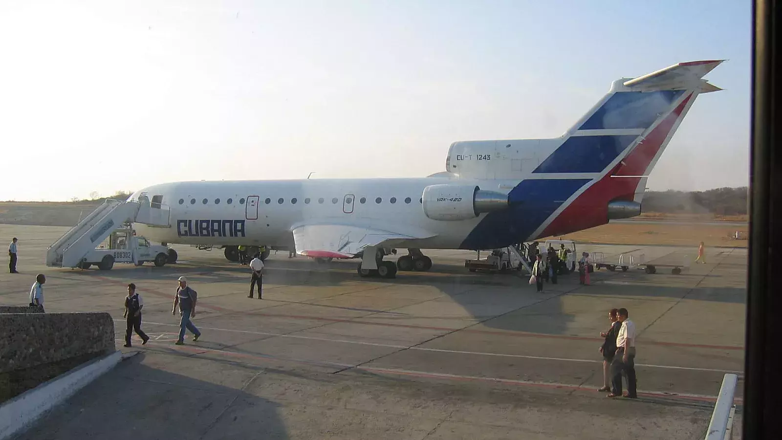 Avión de Cubana en aeropuerto de Santiago.