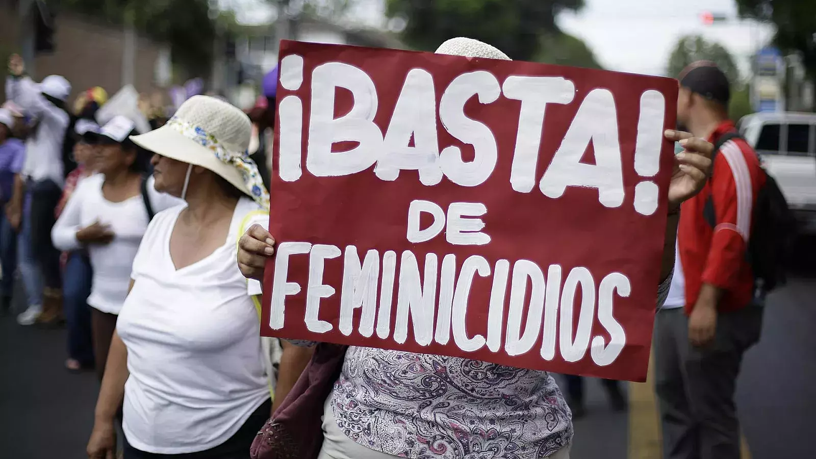 Mujeres se manifiestan en contra de la violencia de género