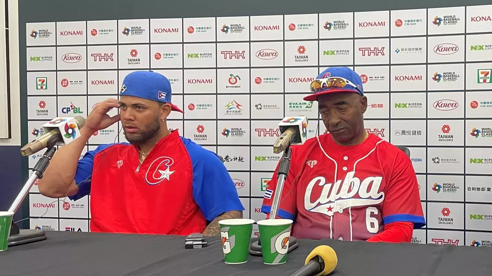 Yoan Moncada y el mentor Armando Jhonson en conferencia en el Clásico