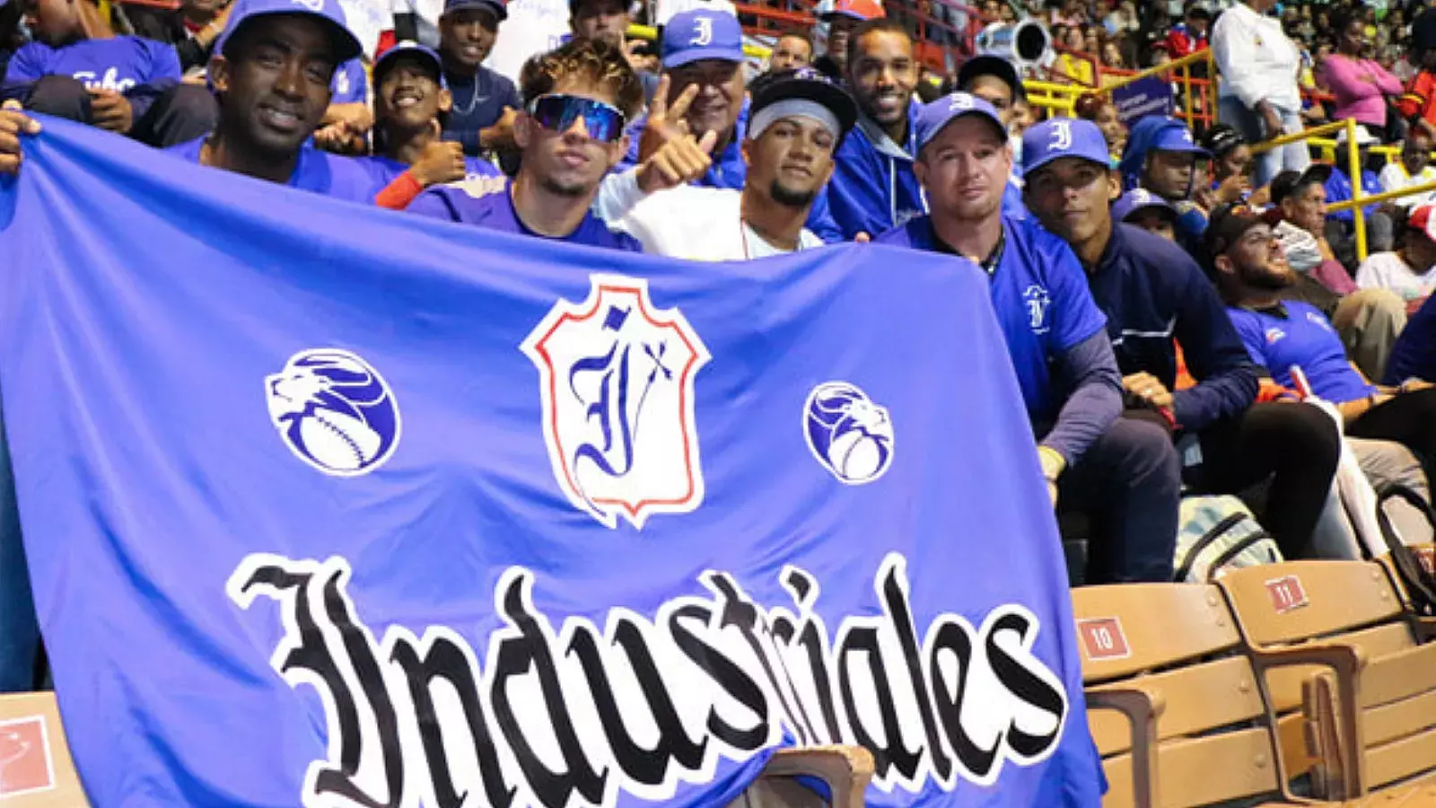 Fans de Industriales en la pelota cubana