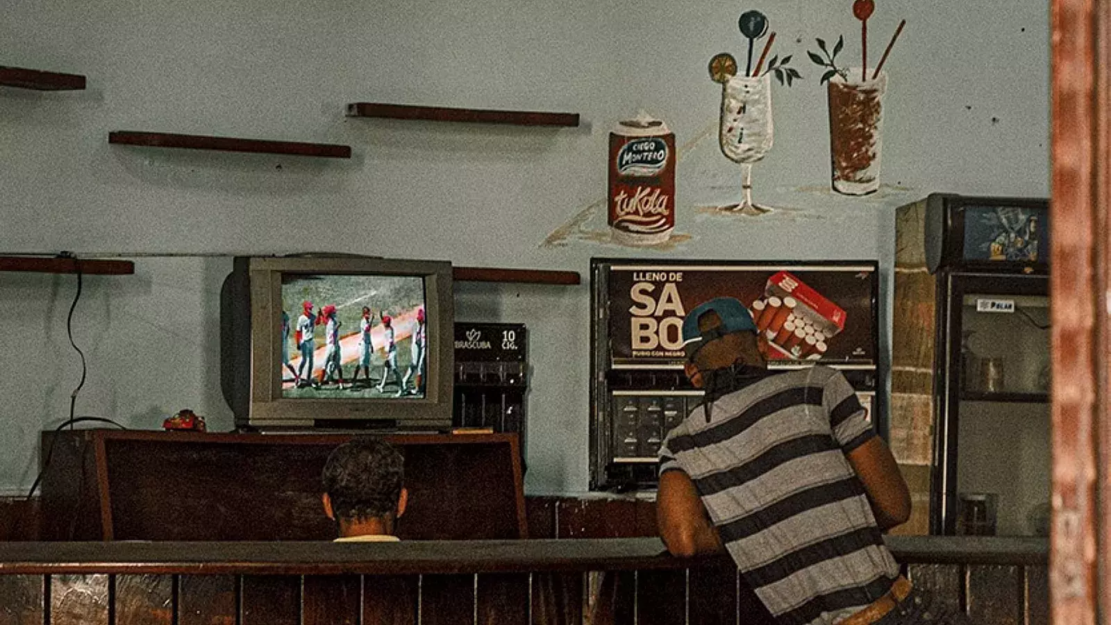 Aficionados viendo pelota en Cuba